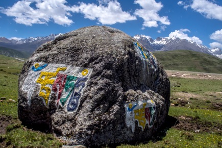 There aren't any rocks in Qinghai but getting into Sichuan we began to see mantras carved everywhere